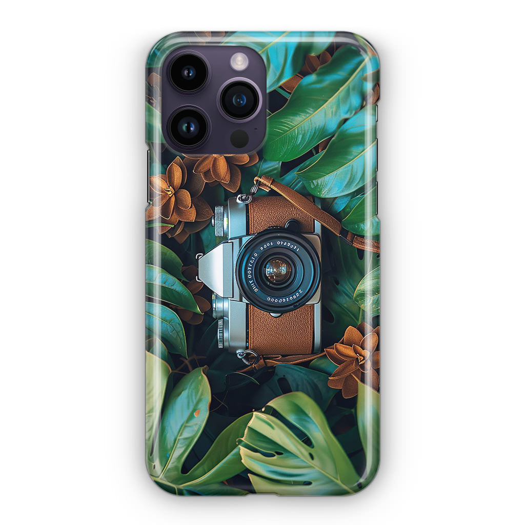 The Lens Between Leaves iPhone 14 Pro / 14 Pro Max Case
