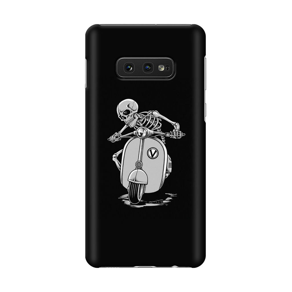 Skeleton Rides Scooter Galaxy S10e Case